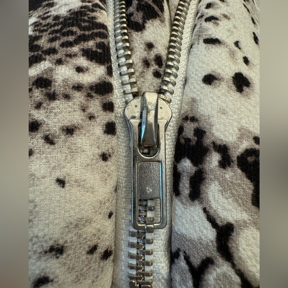 PrettyLittleThing Snake Print Puffer Jacket, sz 6 - Picture 6 of 8